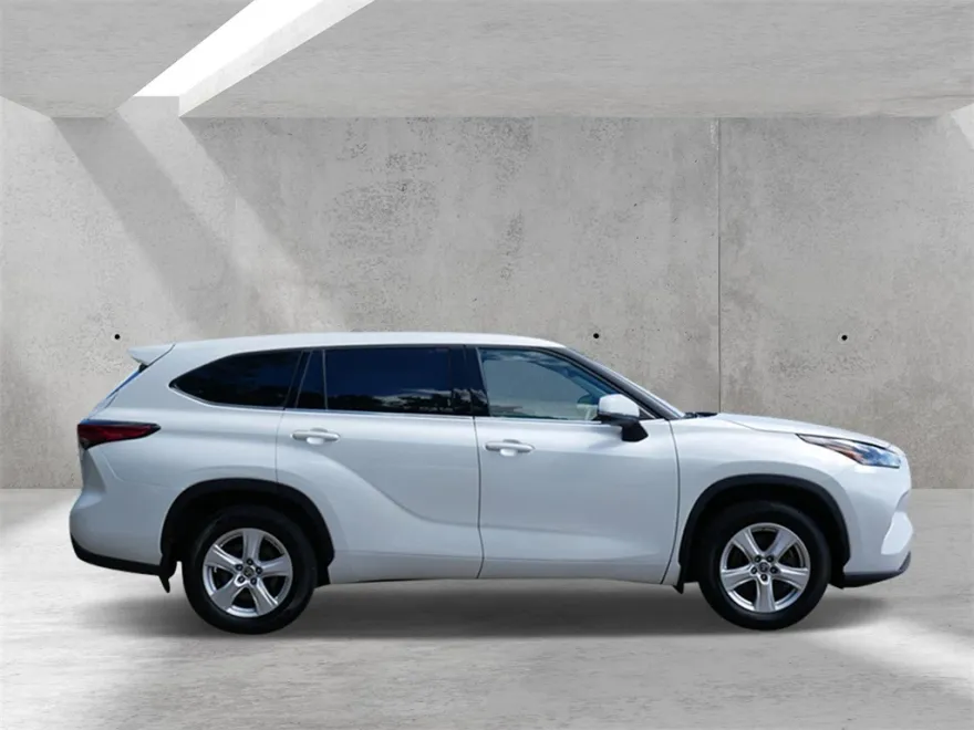 2022 Toyota Highlander LE photo 1