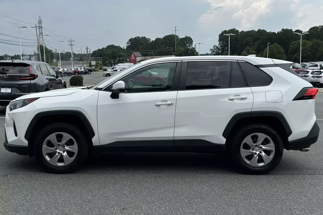 2022 Toyota RAV4 LE photo 1
