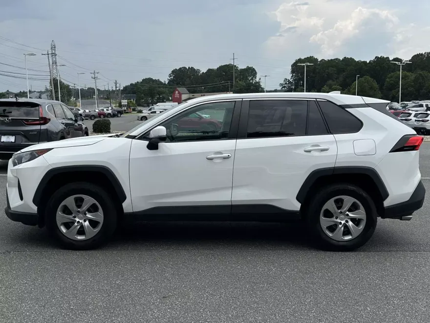2022 Toyota RAV4 LE photo 1