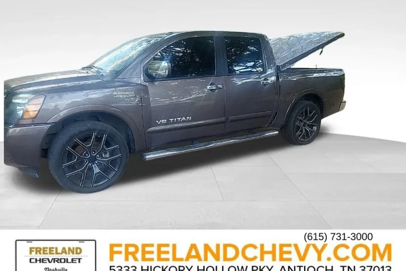 2014 Nissan Titan SL photo 1