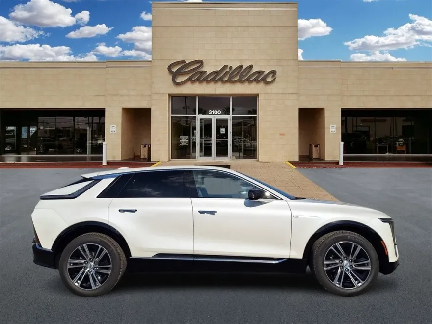 2025 Cadillac Lyriq Luxury photo 2