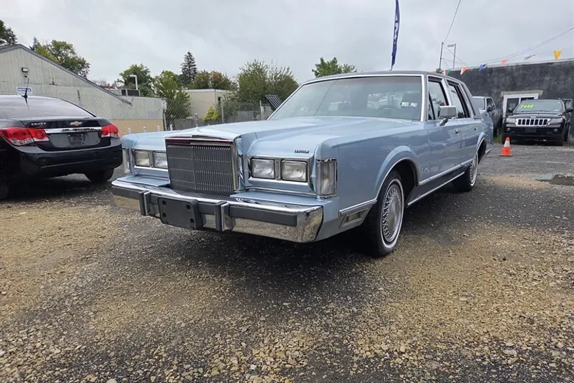 1988 Lincoln Town Car Executive photo 1
