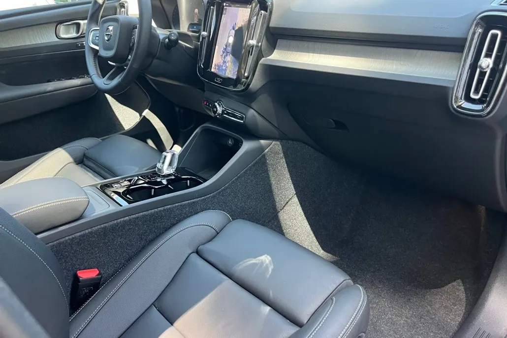 2026 Volvo XC40 Plus photo 1