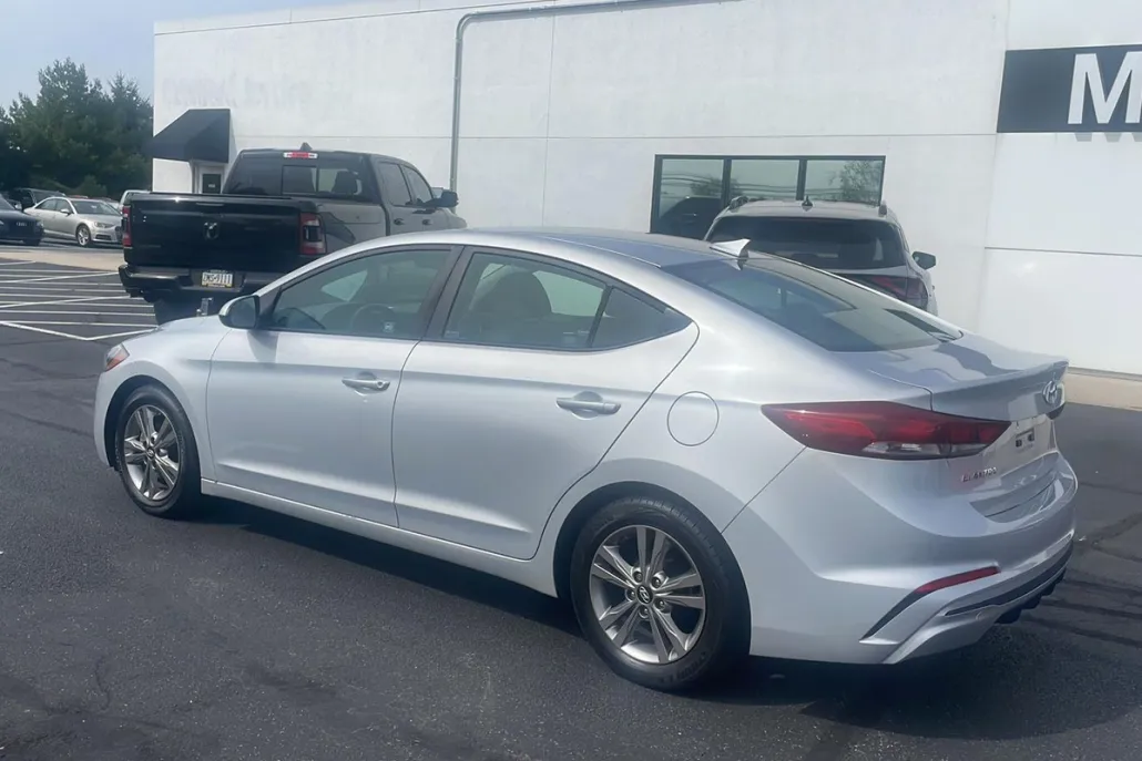 2017 Hyundai Elantra SE photo 1