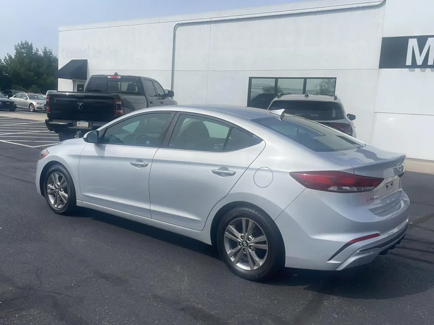 2017 Hyundai Elantra SE photo 1