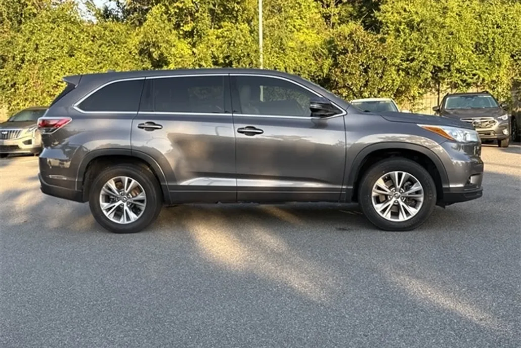 2016 Toyota Highlander LE Plus photo 1