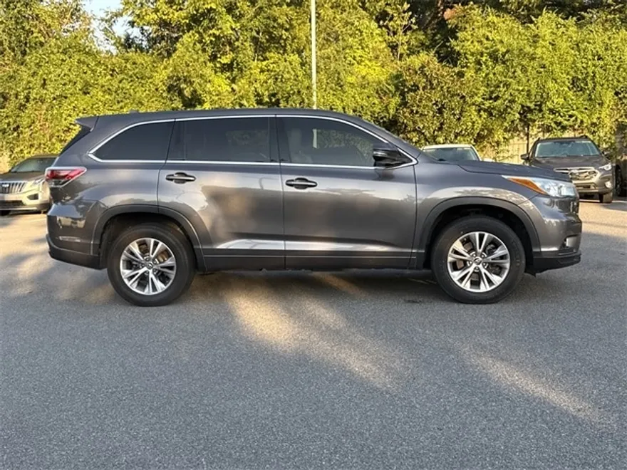 2016 Toyota Highlander LE Plus photo 1