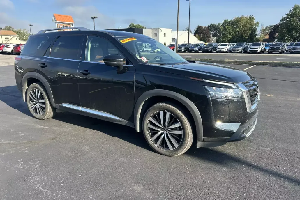 2023 Nissan Pathfinder Platinum photo 1