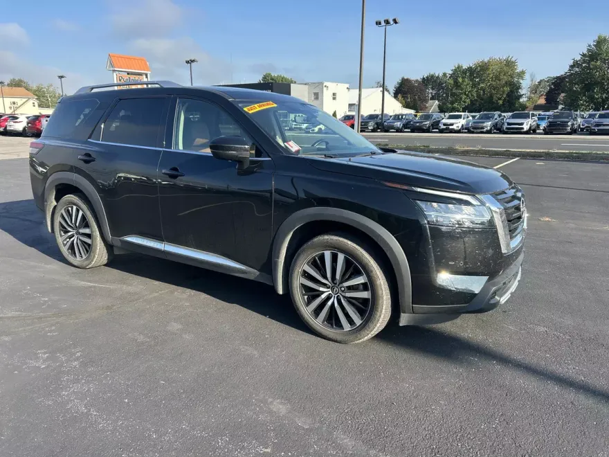 2023 Nissan Pathfinder Platinum photo 1