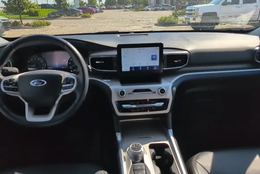 2022 Ford Explorer XLT photo 1