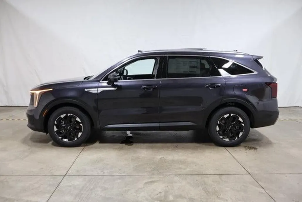 2025 Kia Sorento S photo 1