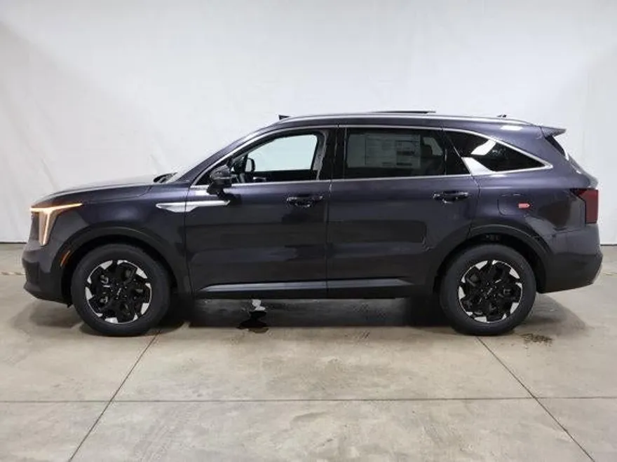 2025 Kia Sorento S photo 1