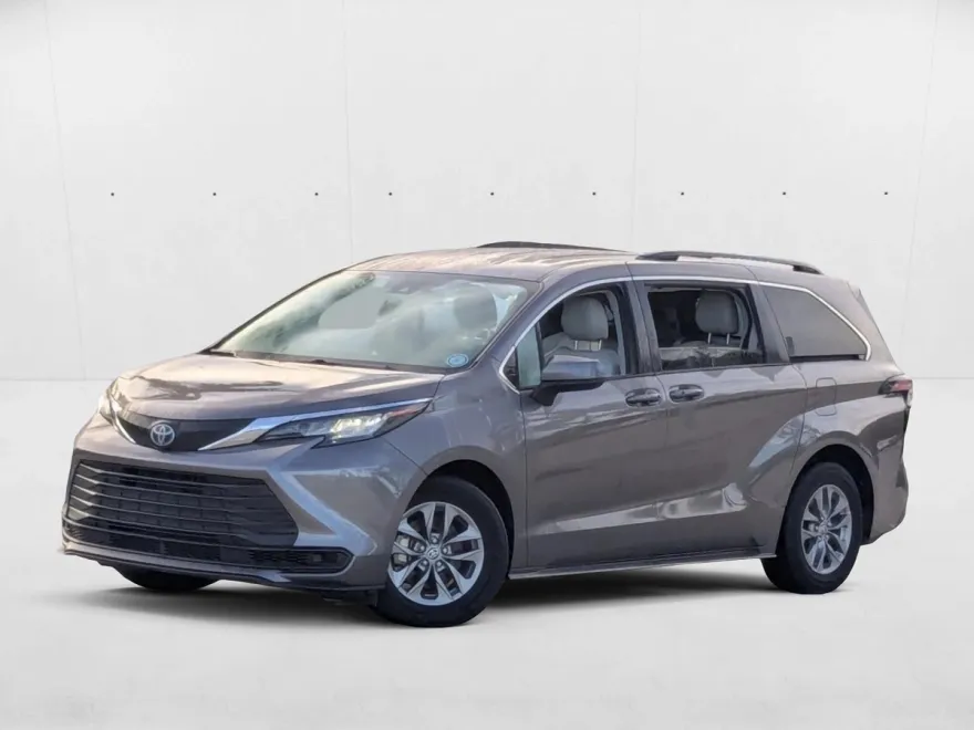2022 Toyota Sienna LE photo 1
