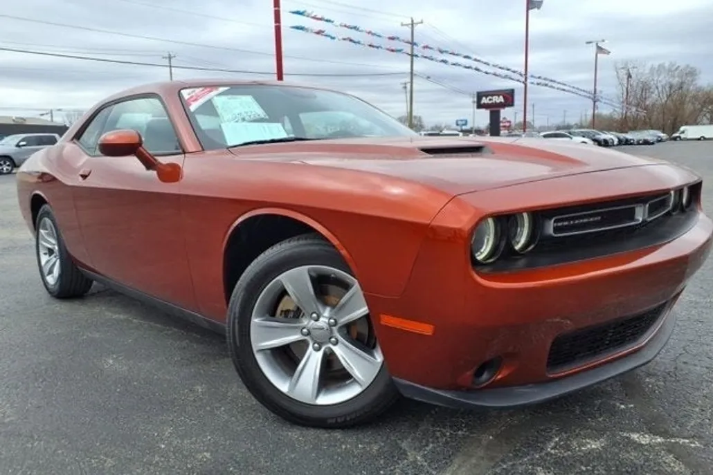 2022 Dodge Challenger SXT photo 1