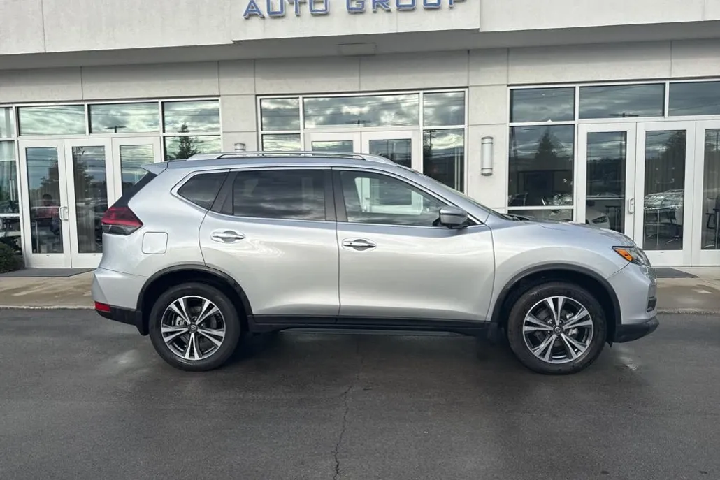 2019 Nissan Rogue SV photo 1