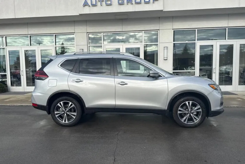 2019 Nissan Rogue SV photo 1