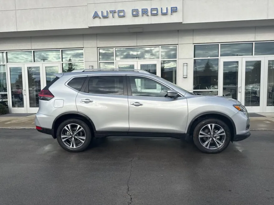 2019 Nissan Rogue SV photo 1
