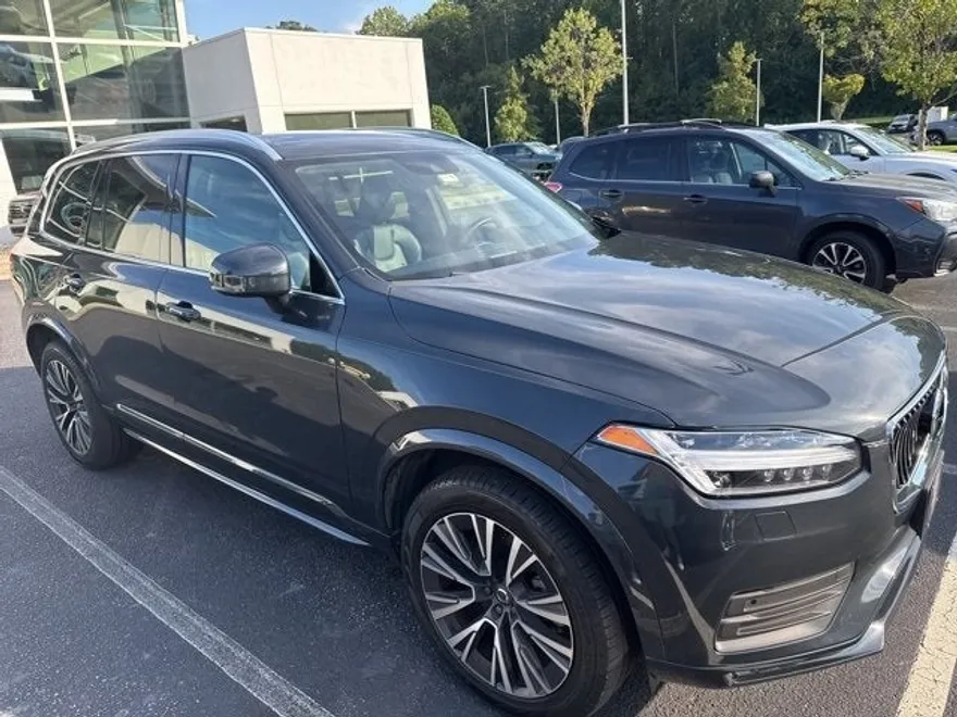 2022 Volvo XC90 T5 Momentum photo 1