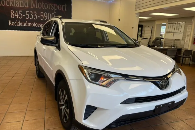 2018 Toyota RAV4 LE photo 1