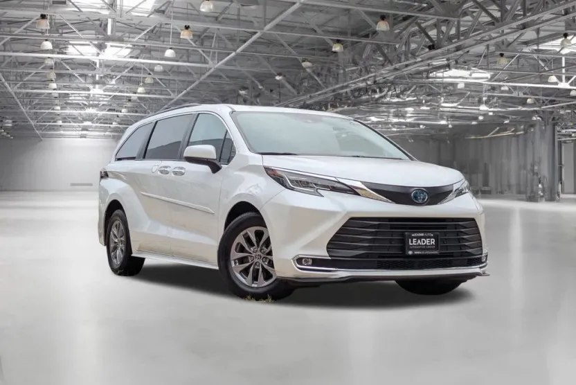 2022 Toyota Sienna XLE photo 1