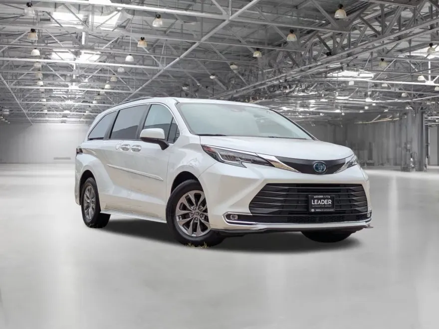 2022 Toyota Sienna XLE photo 1