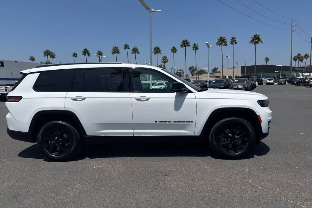 2024 Jeep Grand Cherokee Altitude photo 1