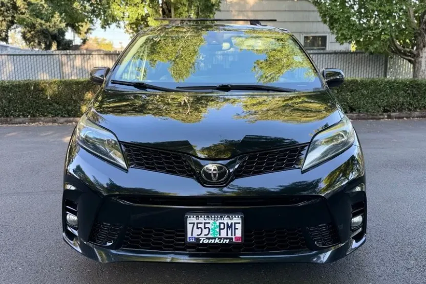 2020 Toyota Sienna SE Premium photo 1