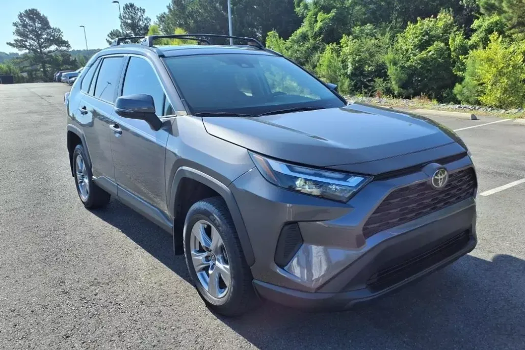 2022 Toyota RAV4 XLE photo 1