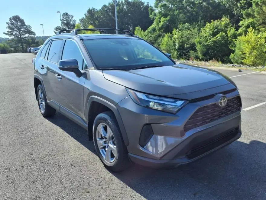 2022 Toyota RAV4 XLE photo 1