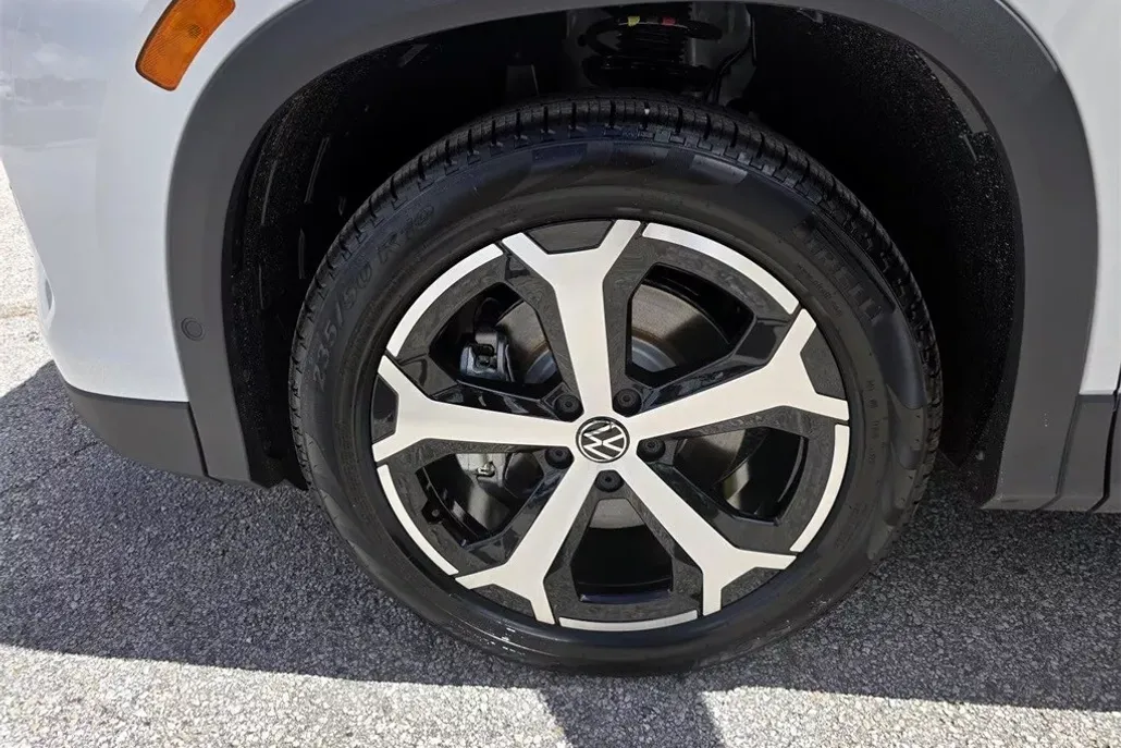 2025 Volkswagen Tiguan SE photo 1