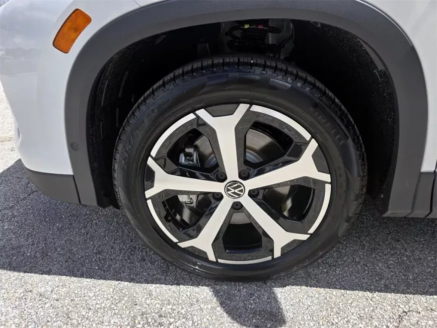 2025 Volkswagen Tiguan SE photo 1