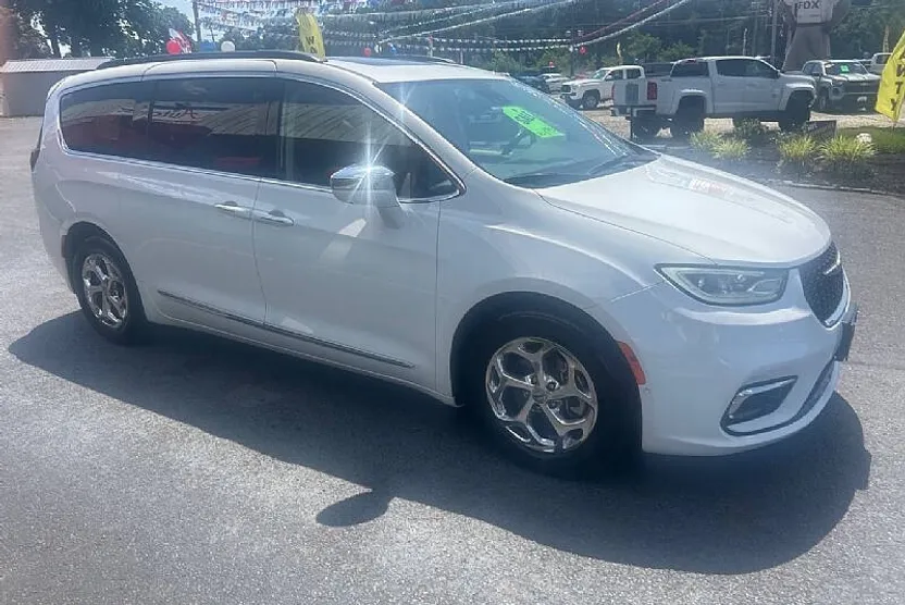 2022 Chrysler Pacifica Limited photo 1