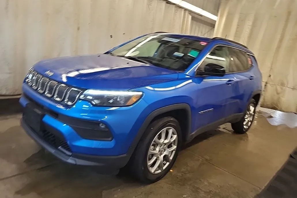 2022 Jeep Compass Latitude Lux photo 1