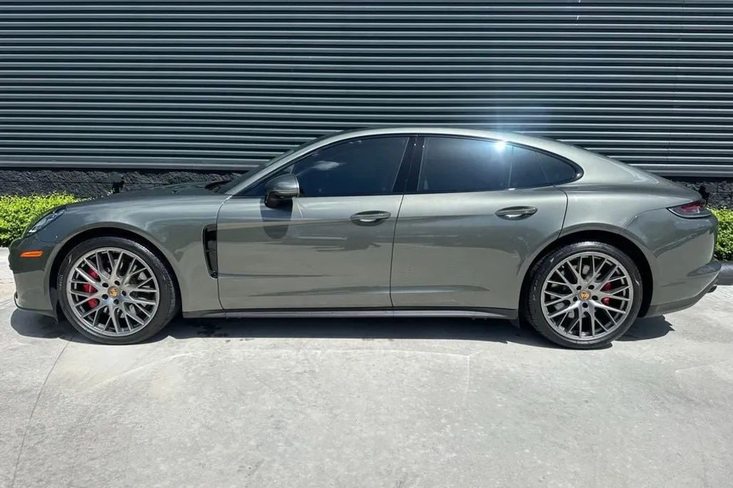 2023 Porsche Panamera 4S photo 1