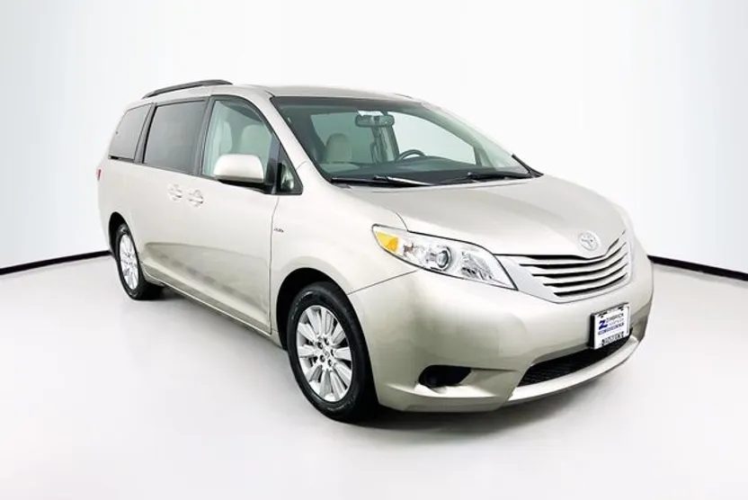 2017 Toyota Sienna LE photo 1