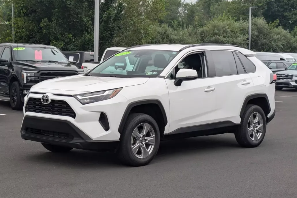 2023 Toyota RAV4 XLE photo 1