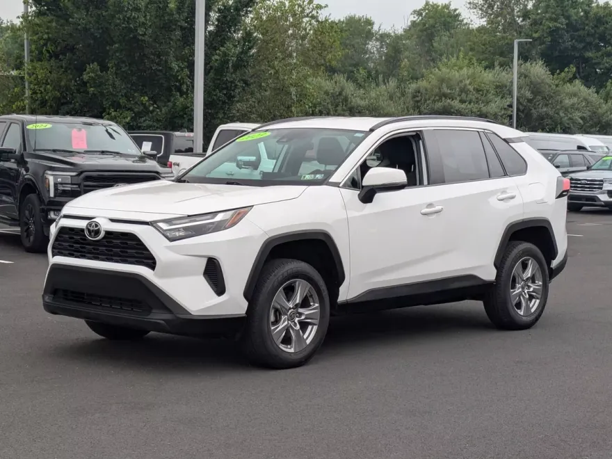 2023 Toyota RAV4 XLE photo 1