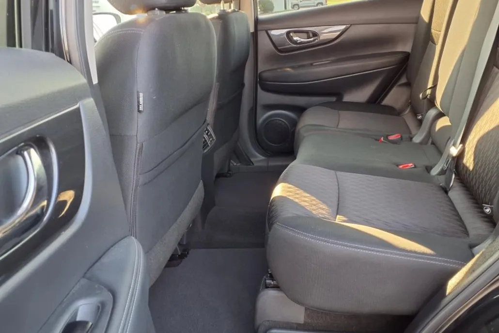 2018 Nissan Rogue SV photo 1