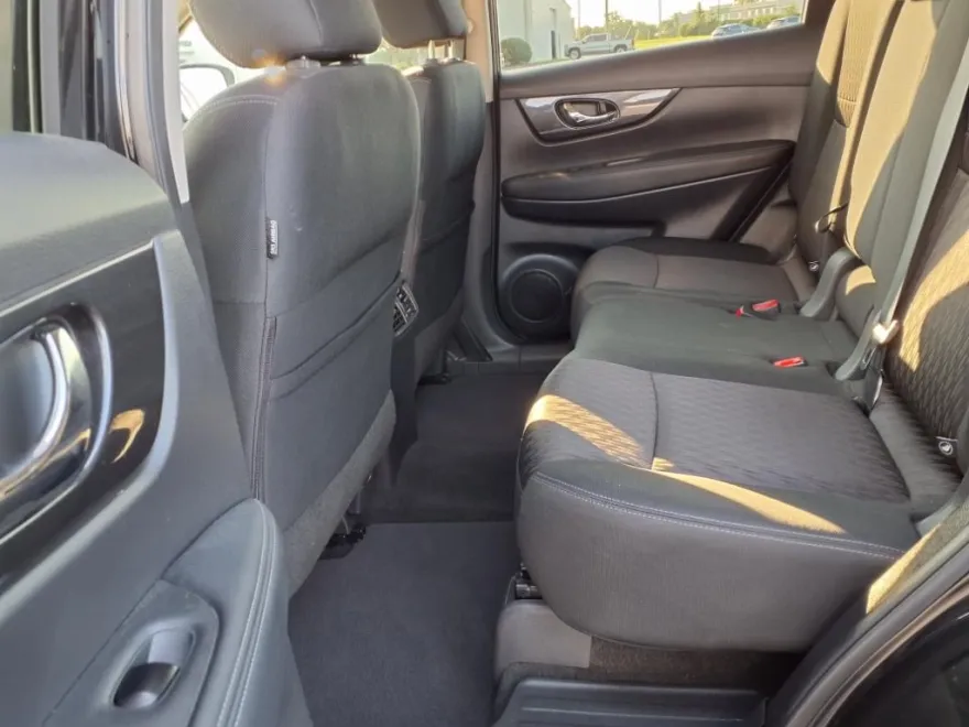 2018 Nissan Rogue SV photo 1