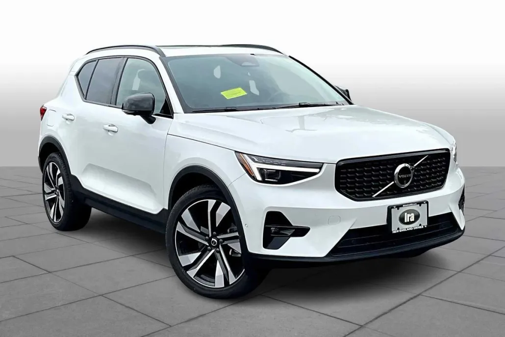 2025 Volvo XC40 Plus photo 1