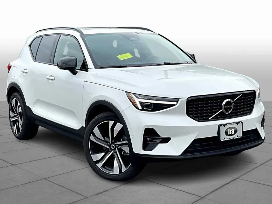 2025 Volvo XC40 Plus photo 1