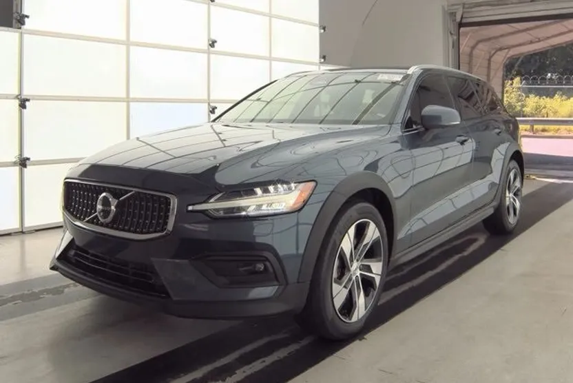 2024 Volvo V60 Cross Country B5 Plus photo 1