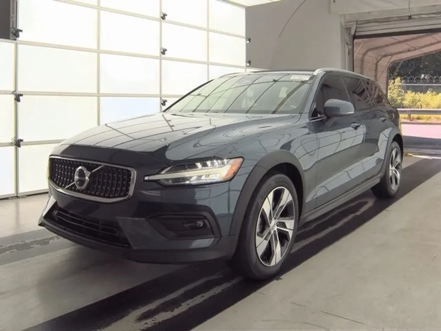 2024 Volvo V60 Cross Country B5 Plus photo 1
