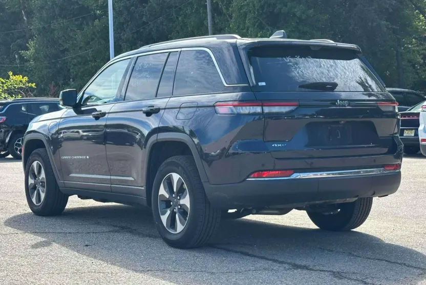 2023 Jeep Cherokee 4xe photo 1