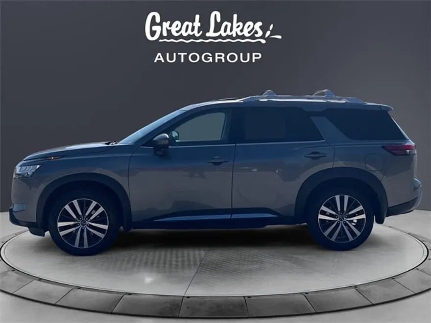 2022 Nissan Pathfinder Platinum photo 1
