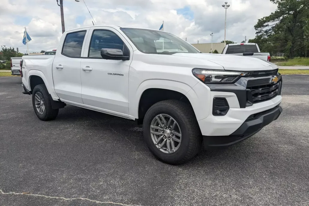 2025 Chevrolet Colorado Work Truck LT photo 1
