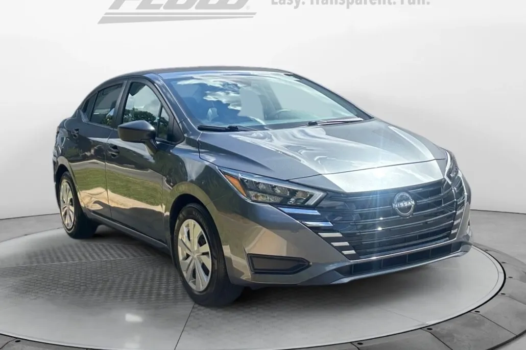 2025 Nissan Versa 1.6 S photo 1