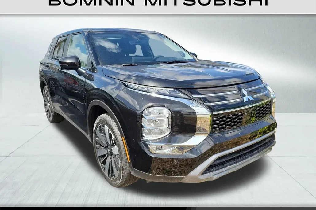 2025 Mitsubishi Outlander SE photo 1