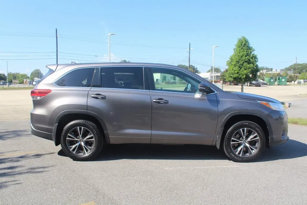 2017 Toyota Highlander LE Plus photo 1
