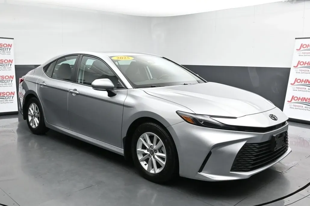 2025 Toyota Camry LE photo 1